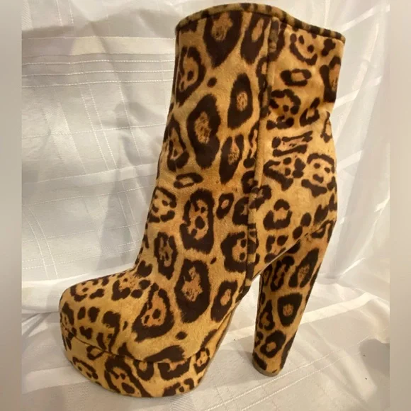 Leopard Platform Ankle Boots. Faux fur lining. Inside side zipper. Size 8 - Picture 5 of 8